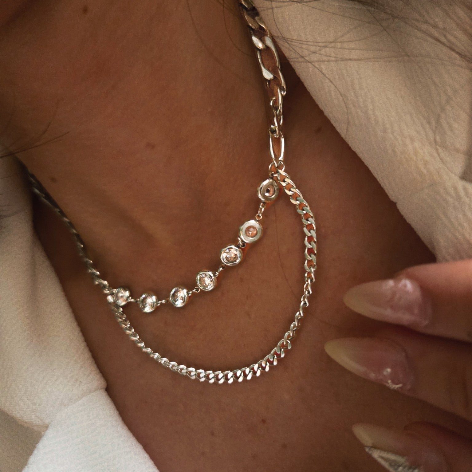 Collier double rang chaîne et pierres brillantes en acier inoxydable porté