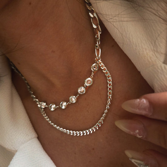 Collier double rang chaîne et pierres brillantes en acier inoxydable porté