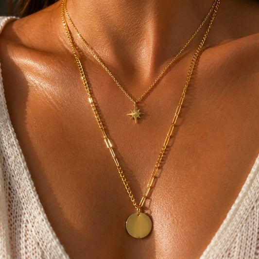 Collier double rang doré étoile polaire et médaille en acier inoxydable porté