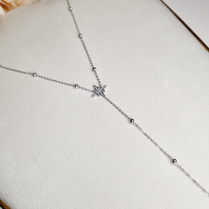 Bijou raffiné en acier inoxydable argenté, avec une chaîne fine ornée de perles et un pendentif étoile serti de strass. Un accessoire intemporel qui fait ressentir la magie et l’éclat d’une étoile scintillant dans la nuit.
