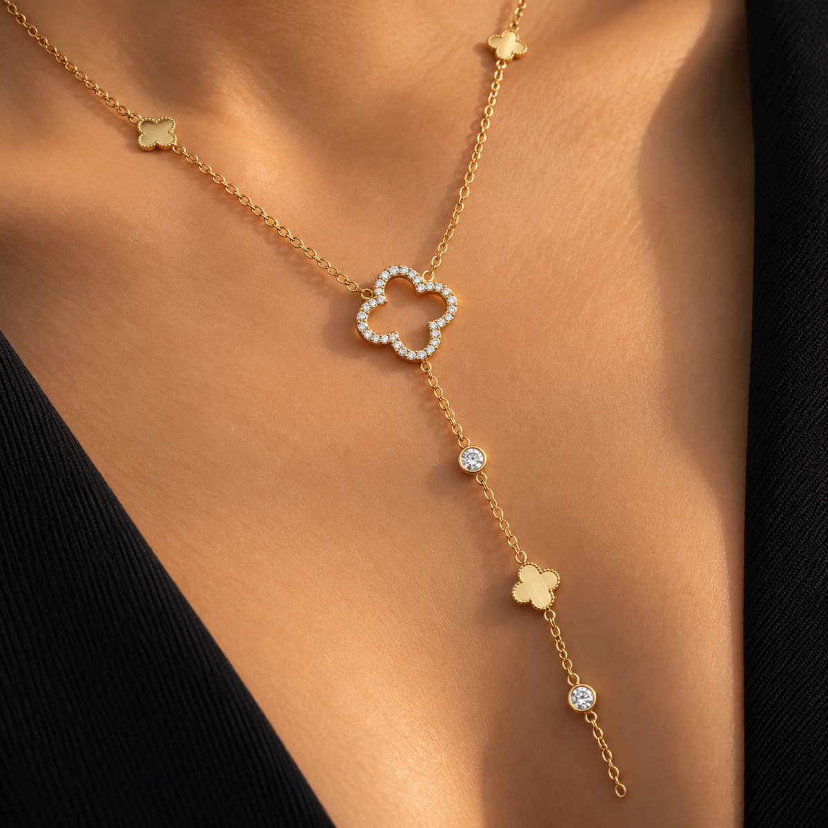 Collier cravate doré en Y à trèfle central ajouré, petits trèfles pleins et pierres rondes transparentes