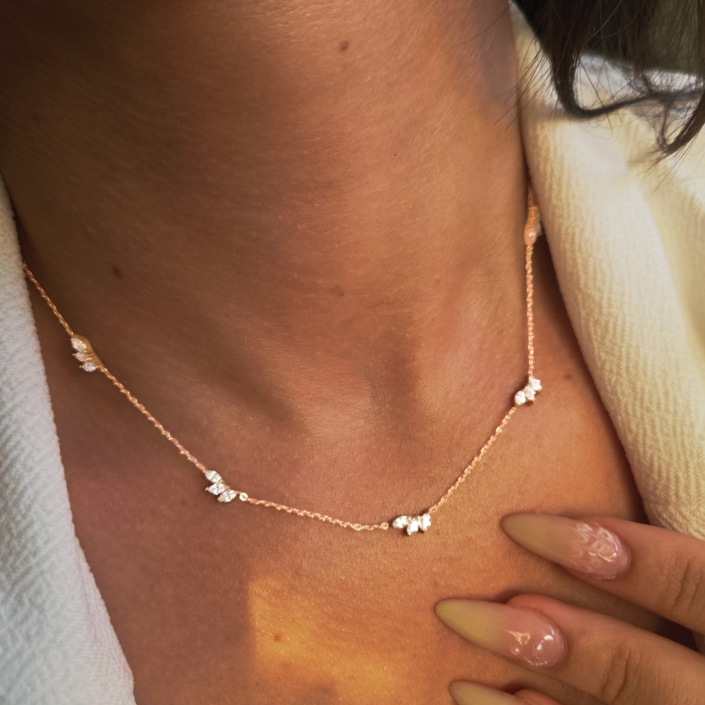 Collier doré à motifs feuilles serties de zircons en acier inoxydable porté