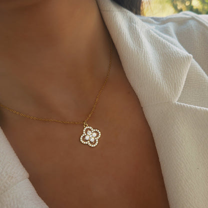Collier fleur dorée à strass en acier inoxydable porté