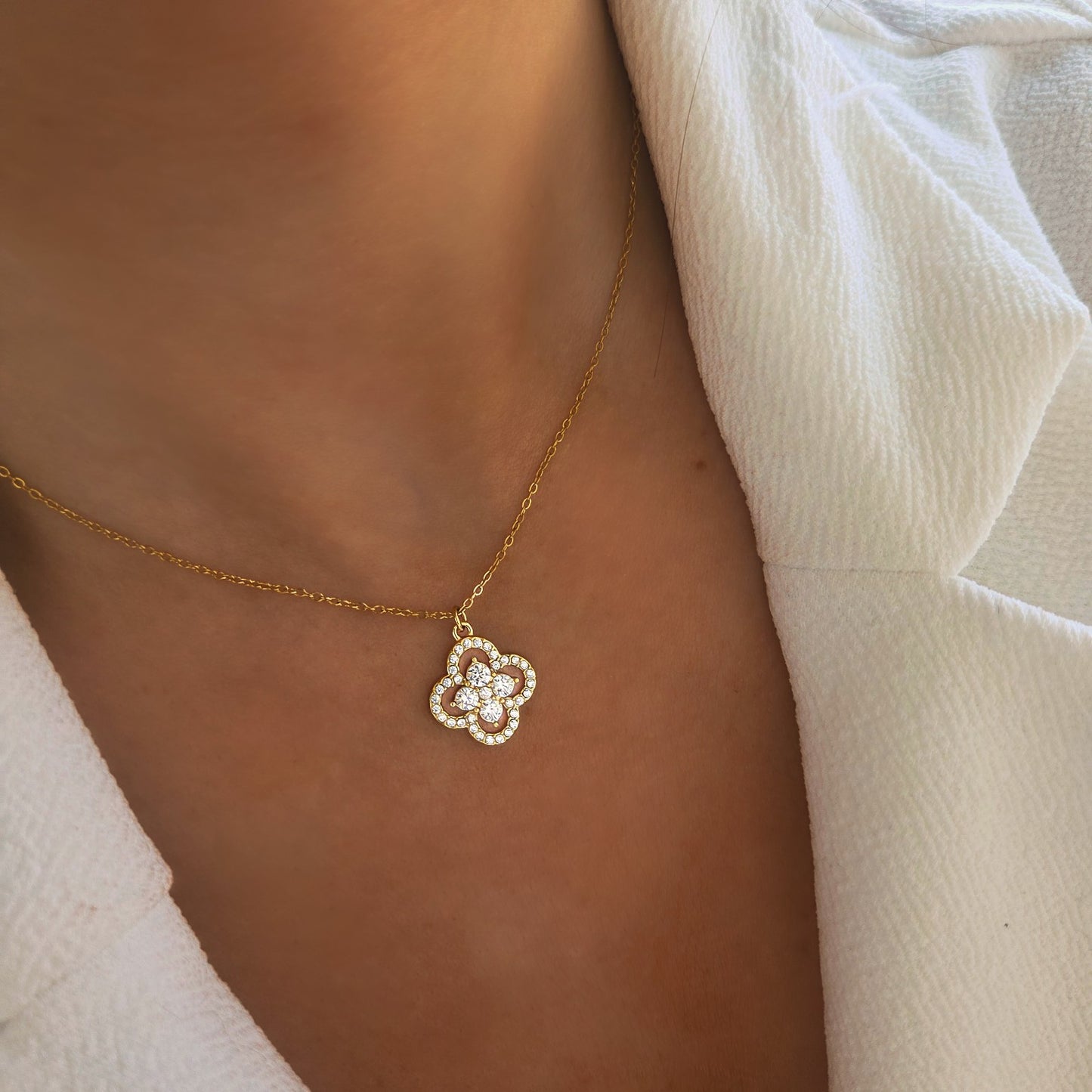 Collier doré pendentif fleur à strass