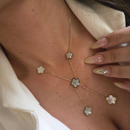 Collier fleurs nacrées en acier inoxydable porté
