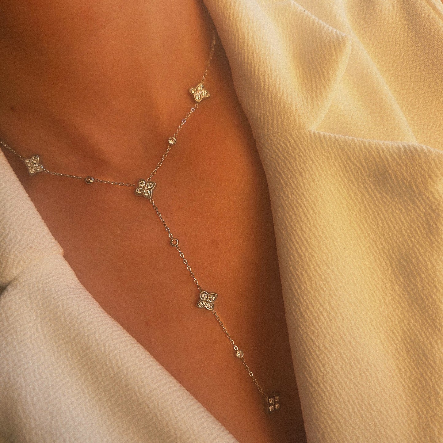 Collier argenté motif fleurs et strass en acier inoxydable