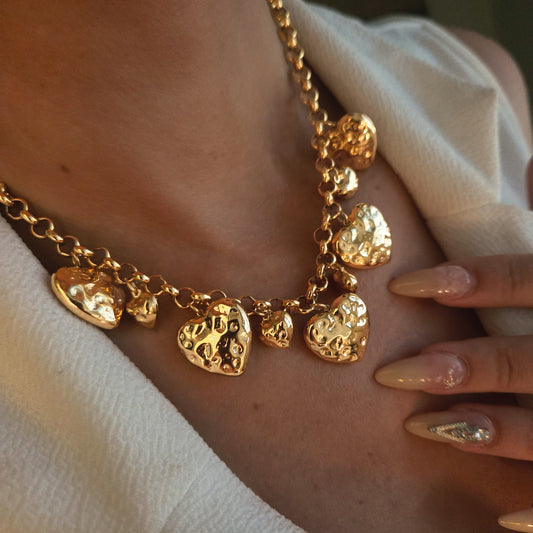 Collier à gros cœurs martelés en acier inoxydable porté