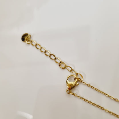 Sublimez votre style avec le collier Lyria, un bijou doré raffiné avec un pendentif trèfle à 4 feuilles orné de strass. Élégant et porte-bonheur.