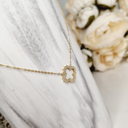 Sublimez votre style avec le collier Lyria, un bijou doré raffiné avec un pendentif trèfle à 4 feuilles orné de strass. Élégant et porte-bonheur.
