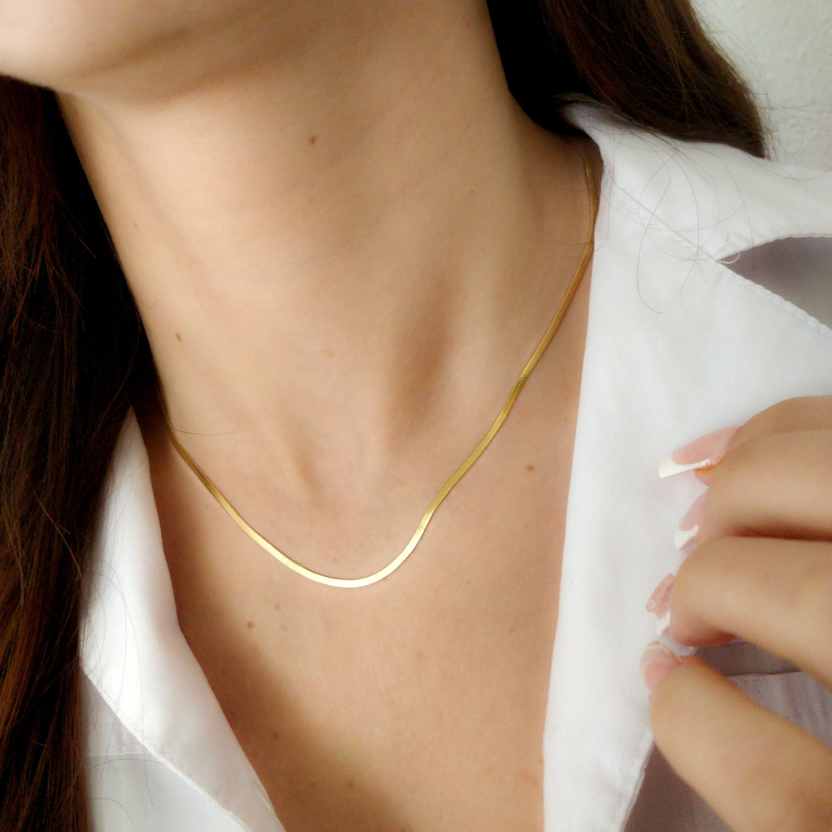 Collier doré maille serpent en acier inoxydable porté au cou