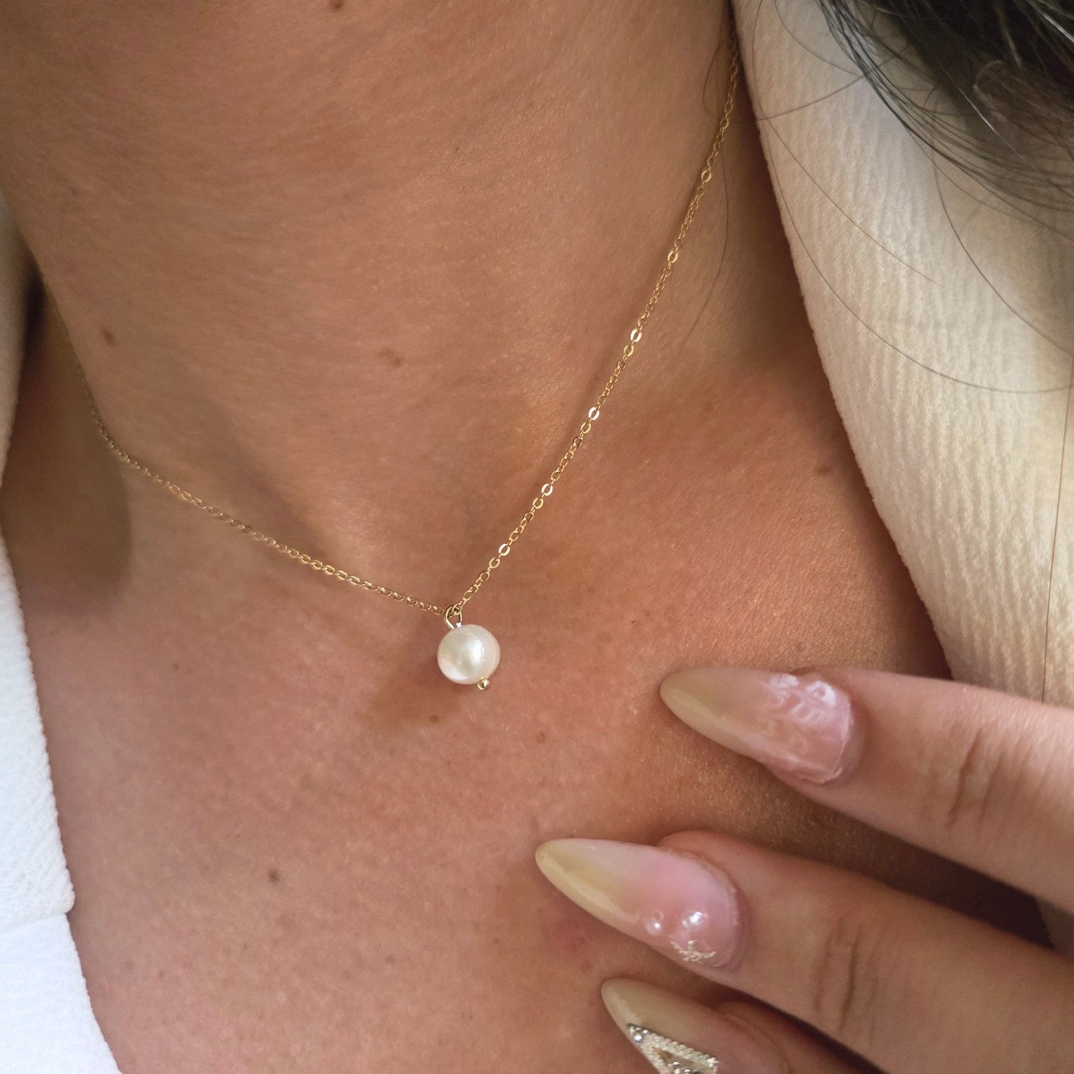 Collier pendentif perle blanche en acier inoxydable porté