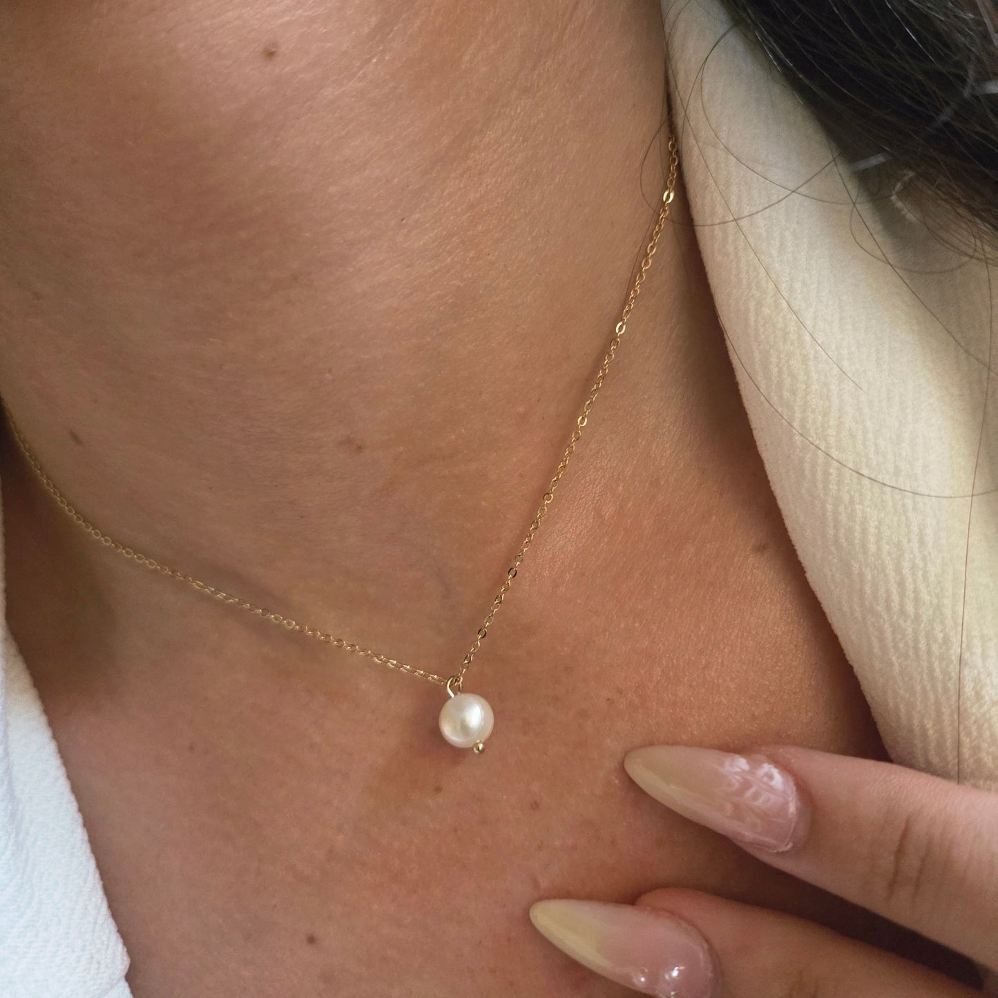 Collier minimaliste à perle blanche