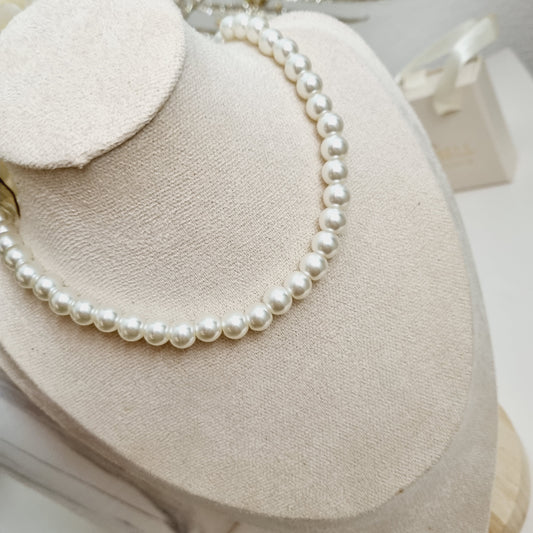 Collier en perles blanches rondes avec fermeture à nouer, design intemporel et élégant