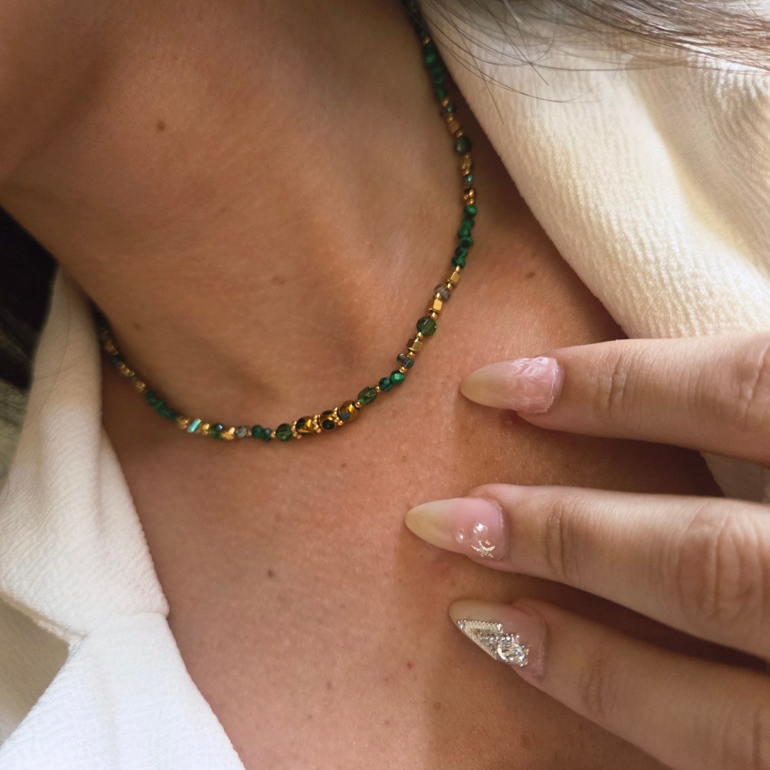 Collier à perles vertes en acier inoxydable porté