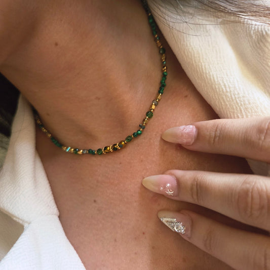 Collier à perles vertes en acier inoxydable porté