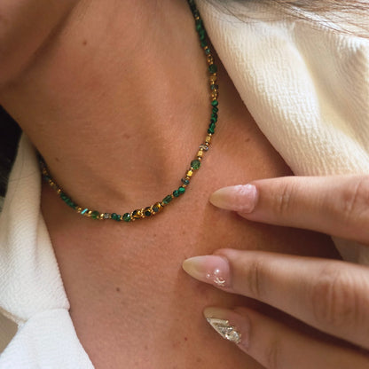 Collier à perles vertes et détails métalliques