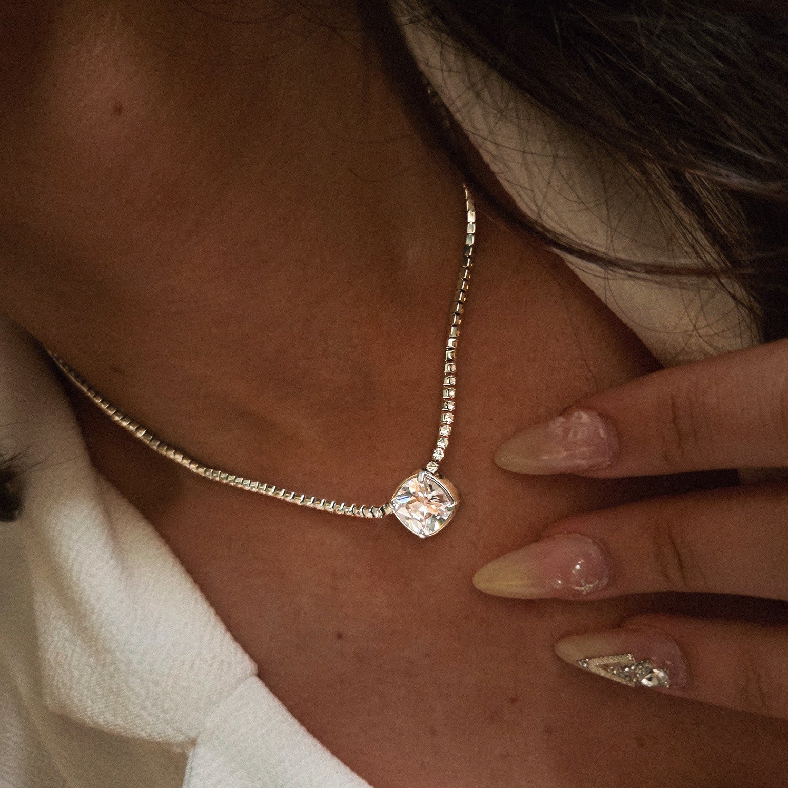 Collier rivière avec pierre centrale coussin en acier inoxydable porté
