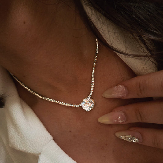 Collier rivière avec pierre centrale coussin en acier inoxydable porté