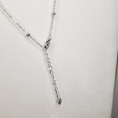 Le collier Elviana, un sautoir en acier inoxydable argenté avec perles nacrées et étoile scintillante. L’élégance subtile d’un bijou qui fait battre le cœur, parfait pour les femmes qui aiment les détails délicats et intemporels.