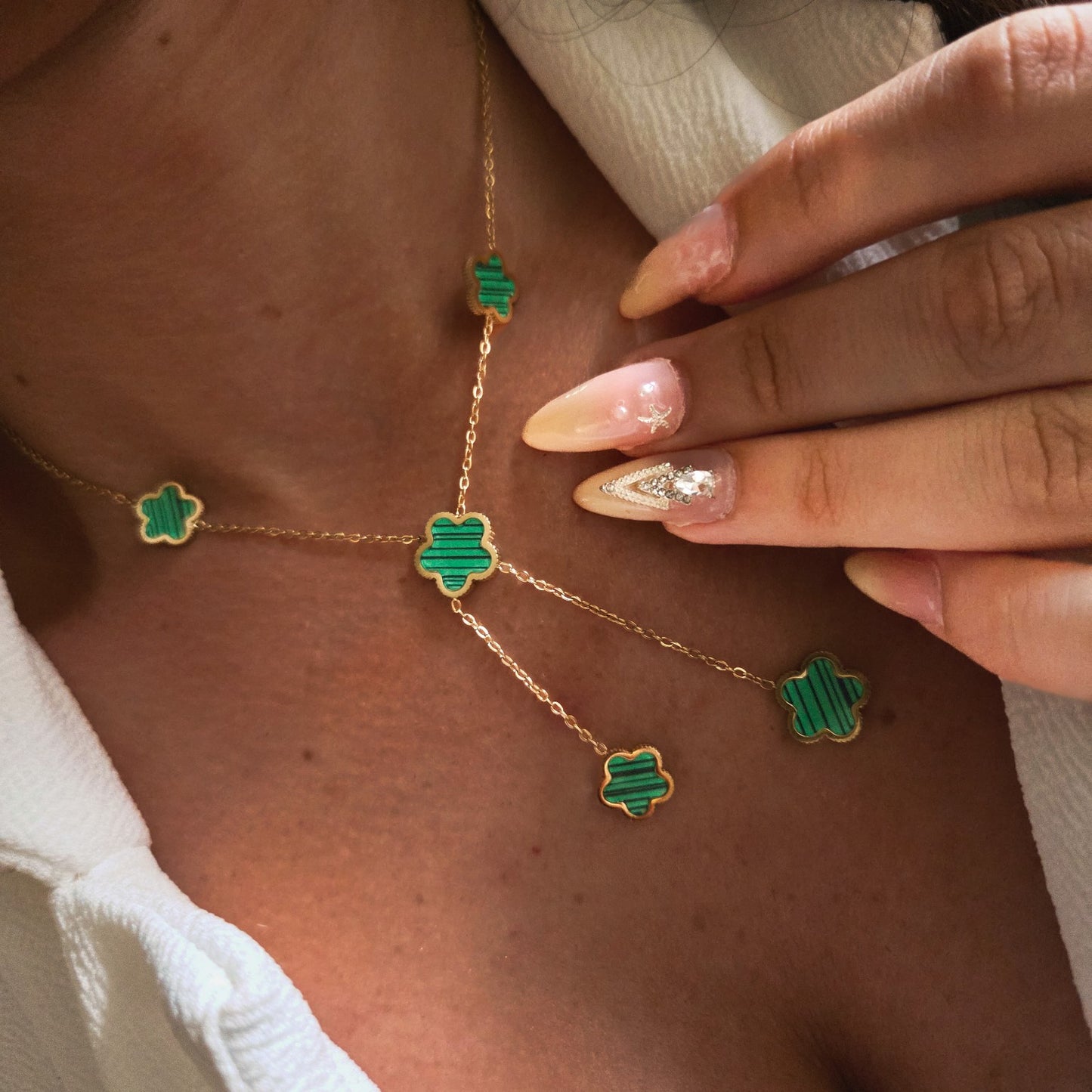 Collier sautoir à trèfles verts en acier inoxydable porté