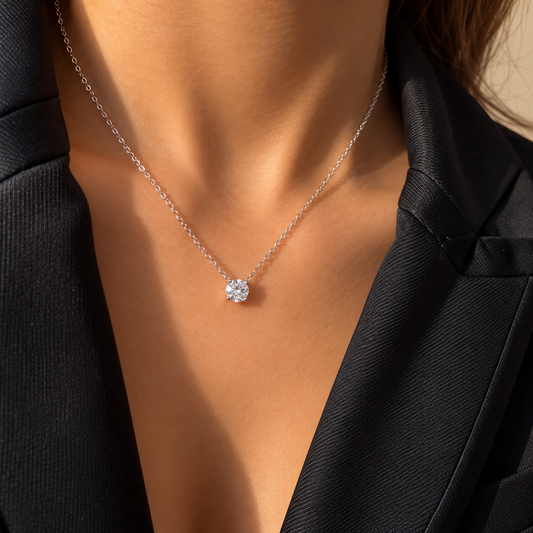 Collier argenté à chaîne fine avec une pierre ronde transparente montée sur griffes