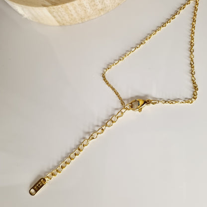 Collier Sylvessa doré avec pendentif trèfle et pierre nacrée blanche