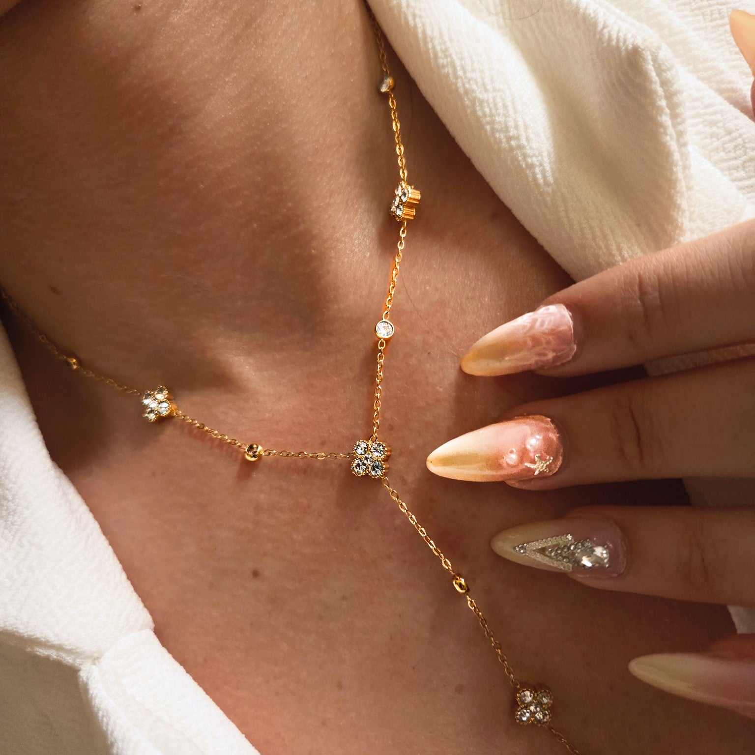 Collier Y doré à trèfles sertis de zircons en acier inoxydable porté