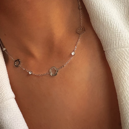 Chaîne fine avec motifs ajourés élégants

Design délicat et intemporel

Acier inoxydable résistant à l’eau

Ne noircit pas, ne ternit pas

Léger et agréable à porter

Idéal au quotidien ou en idée cadeau
