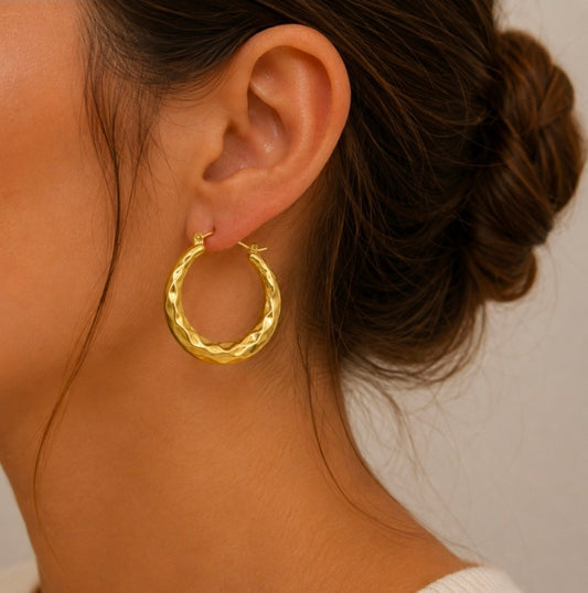 Créole dorée martelée de 3,3 cm portée à l’oreille