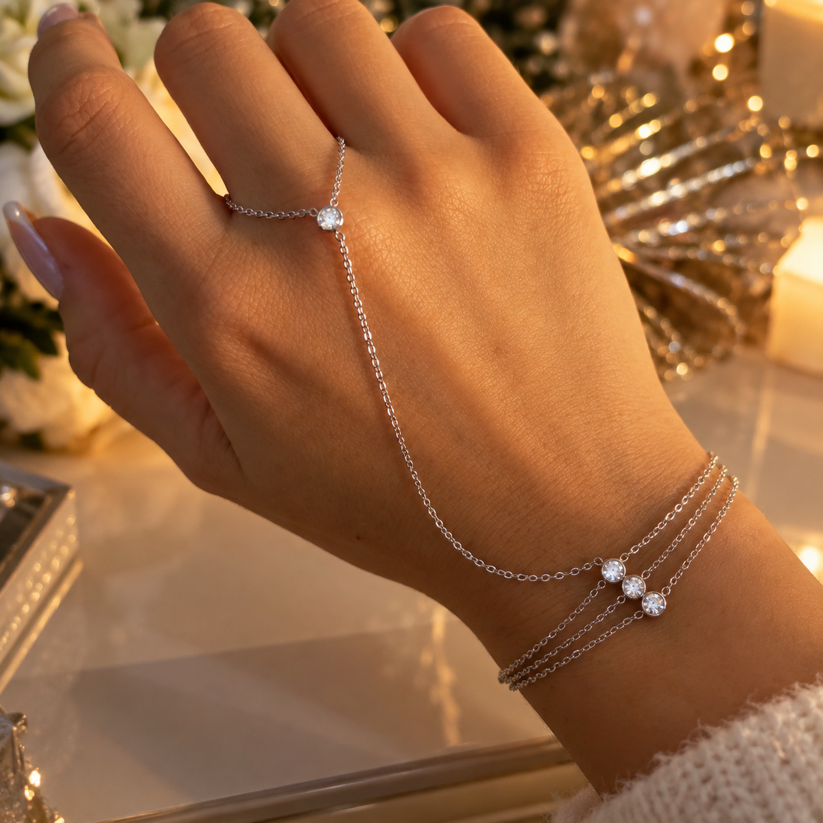 Bracelet bague chaîne de main argentée avec strass et trois rangs au poignet