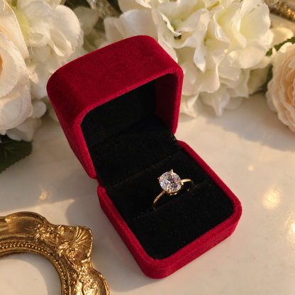 Bague solitaire dorée à pierre ronde et anneau pavé scintillant