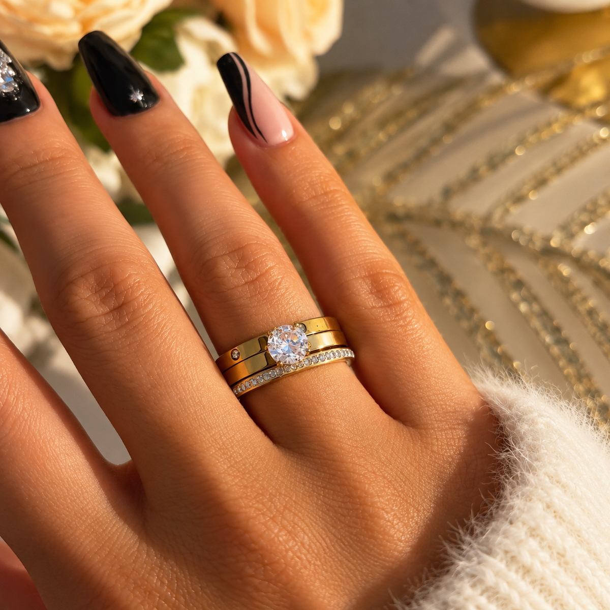 Bague dorée multirang à solitaire rond et pierres brillantes