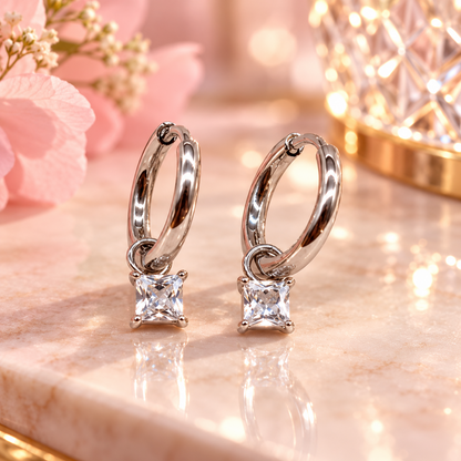 Boucles d'oreilles argentées créoles à pendentif carré scintillant