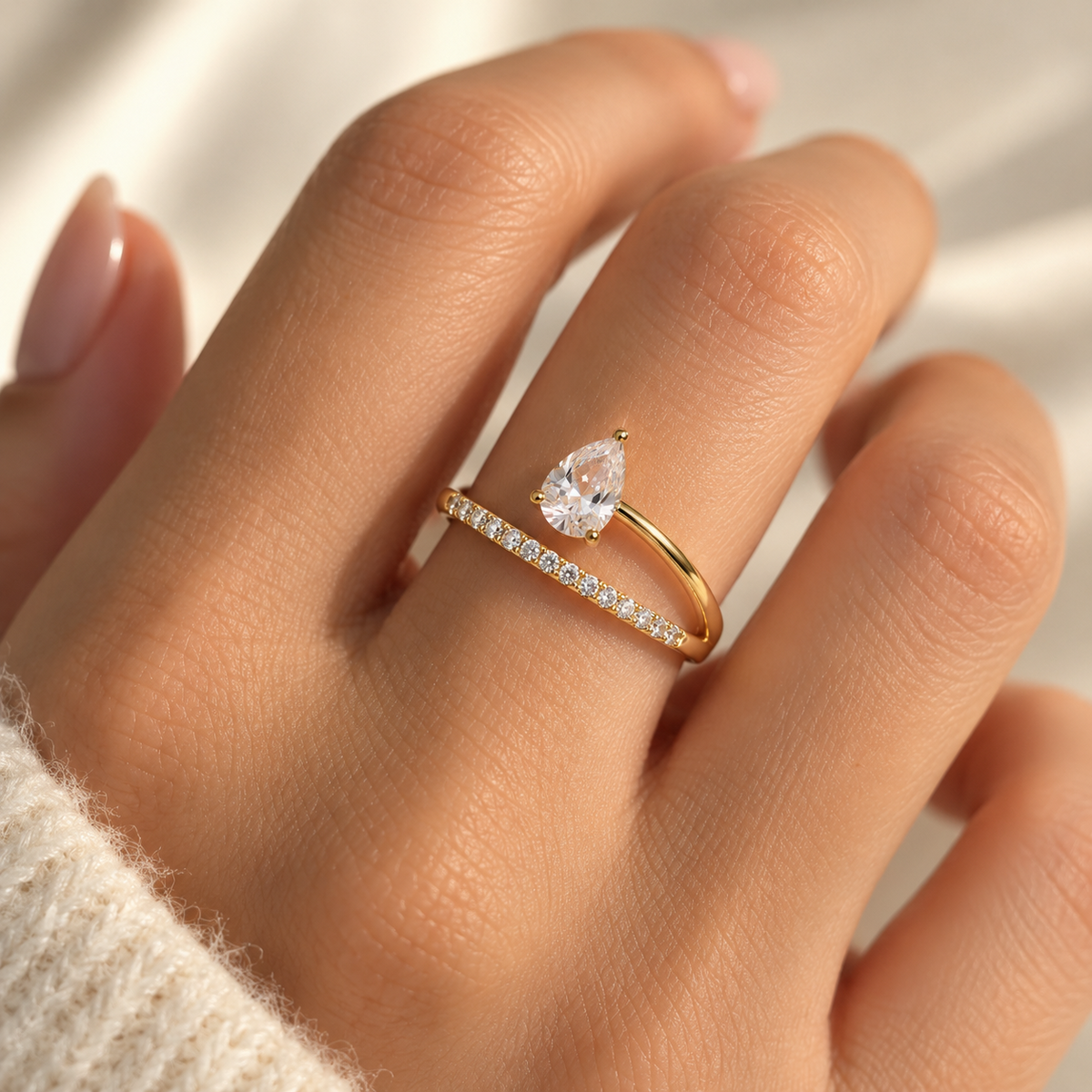 Bague dorée ouverte à pierre poire et cristaux