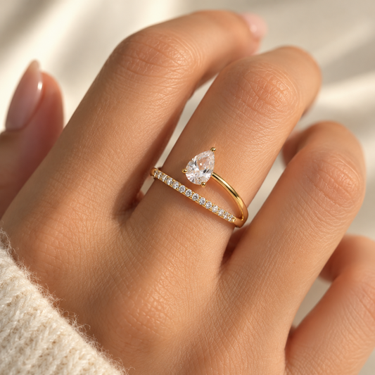 Bague dorée ouverte à pierre poire et cristaux