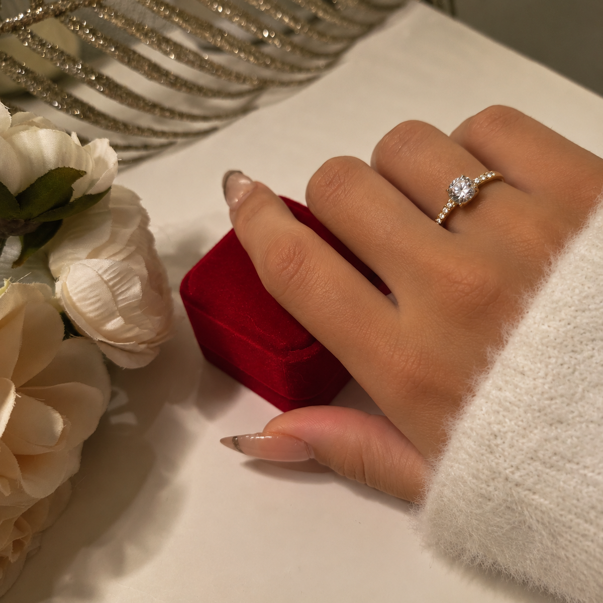 Bague solitaire dorée pierre ronde et anneau pavé