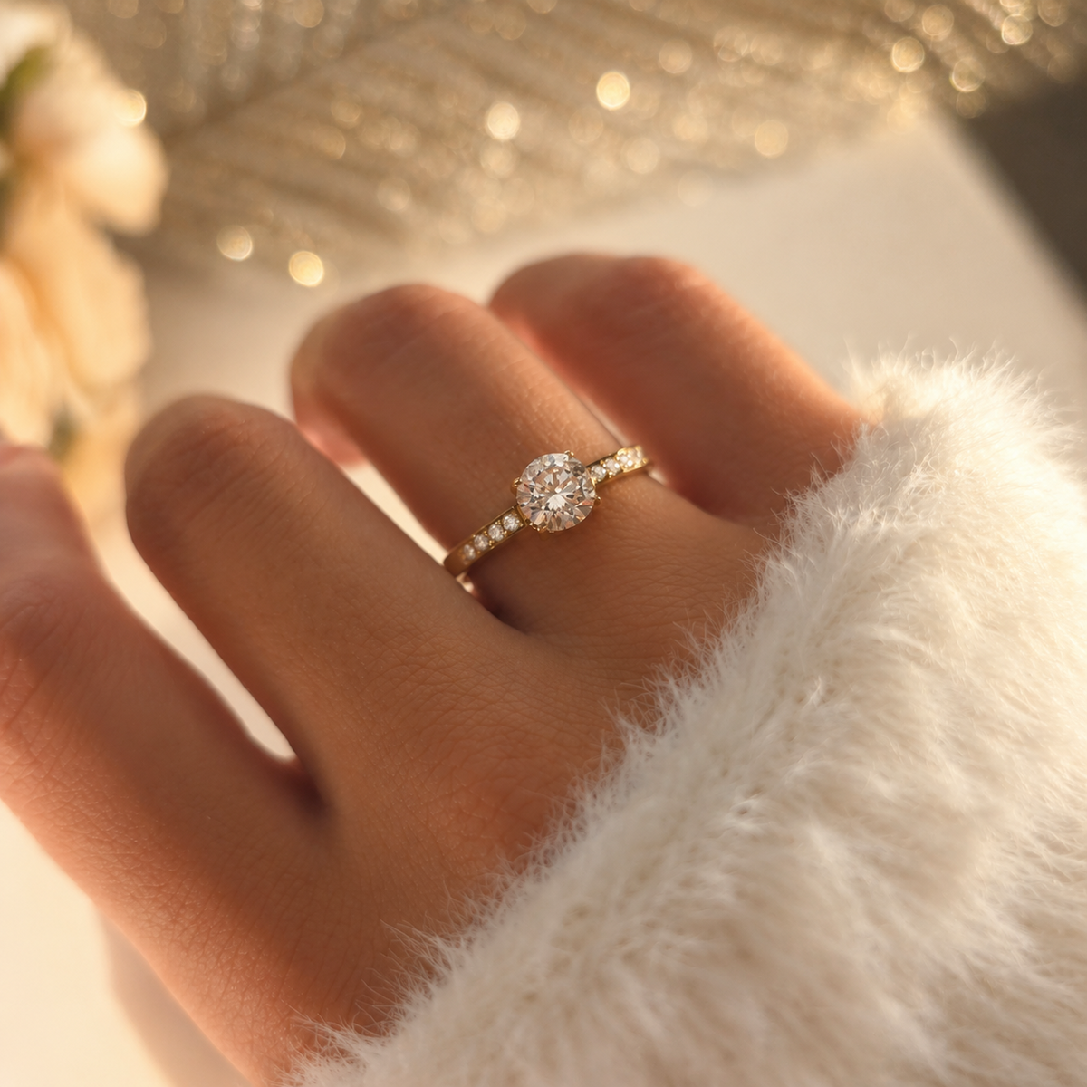 Bague solitaire dorée pierre ronde et anneau pavé