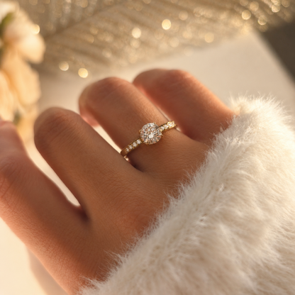 Bague solitaire dorée pierre ronde et anneau pavé