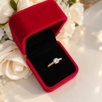 Bague solitaire dorée pierre ronde et anneau pavé