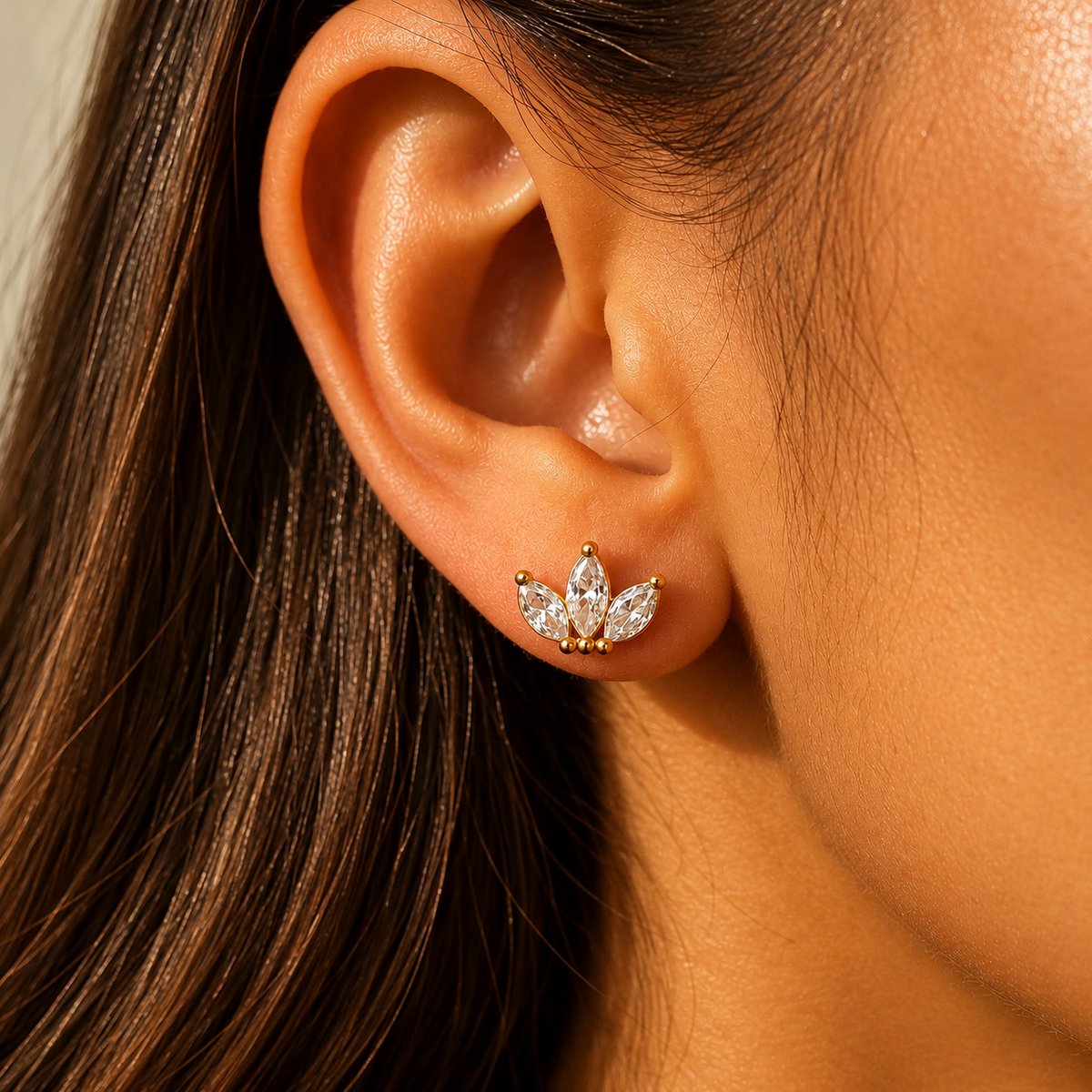 Boucles d'oreilles dorées puces trois pierres en feuilles
