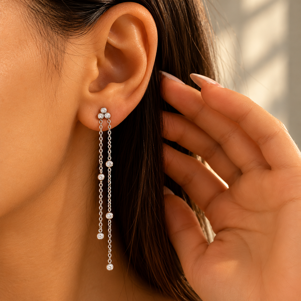 Boucles d'oreilles argentées longues doubles chaînes à strass