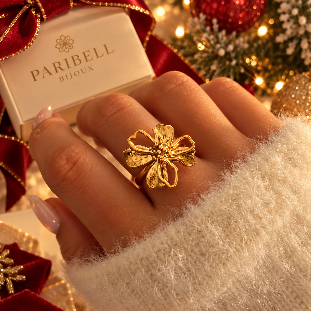Bague dorée à grande fleur ajourée