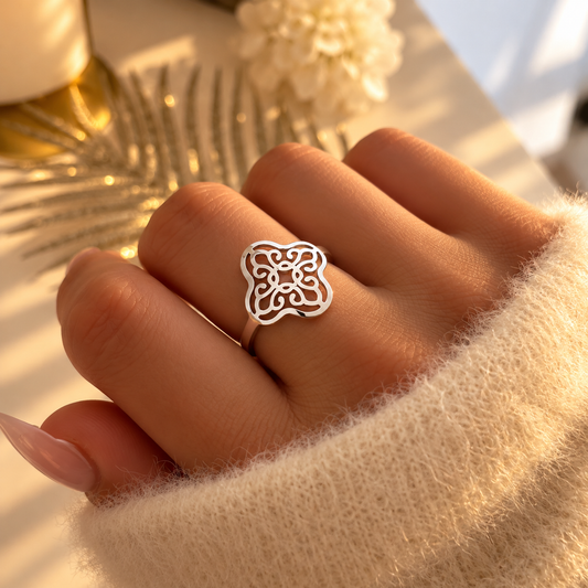 Bague argentée carrée à arabesques ajourées