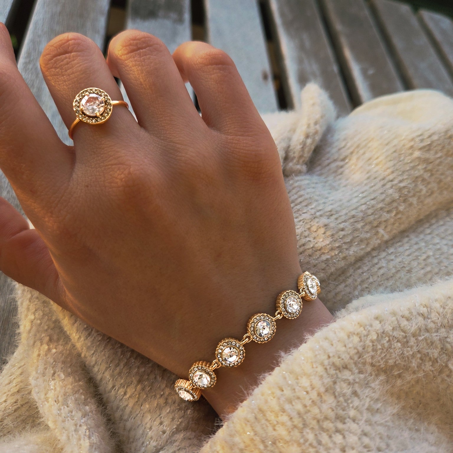 Parure bague et bracelet ornés de cristaux ronds portée