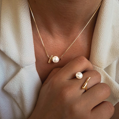 Parure assortie bague et collier à perle blanche en acier inoxydable portée