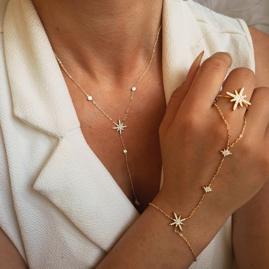 Parure collier, bracelet et bague à étoiles serties de strass portée