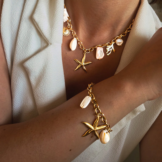 Parure collier et bracelet à breloques marines portée