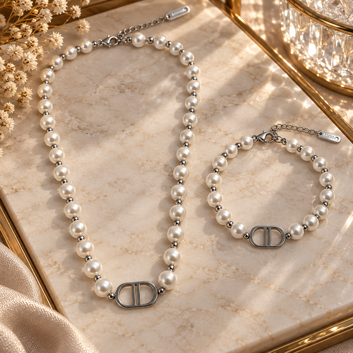 Parure femme collier et bracelet perles blanches avec détails argentés en acier inoxydable