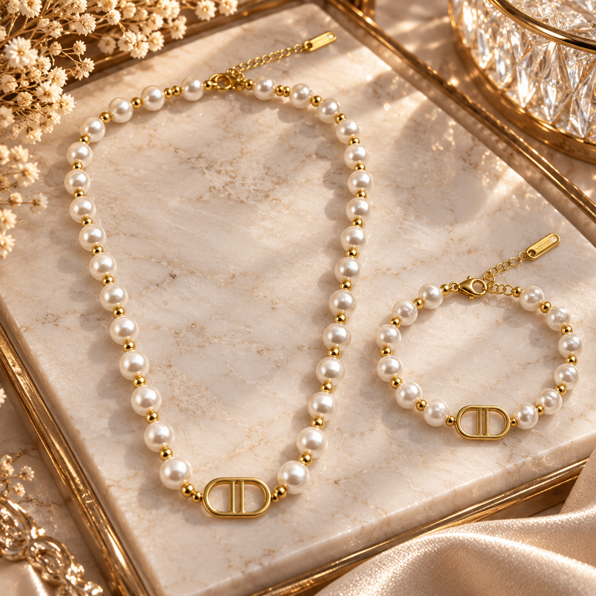 Parure femme collier et bracelet perles blanches avec détails dorés en acier inoxydable