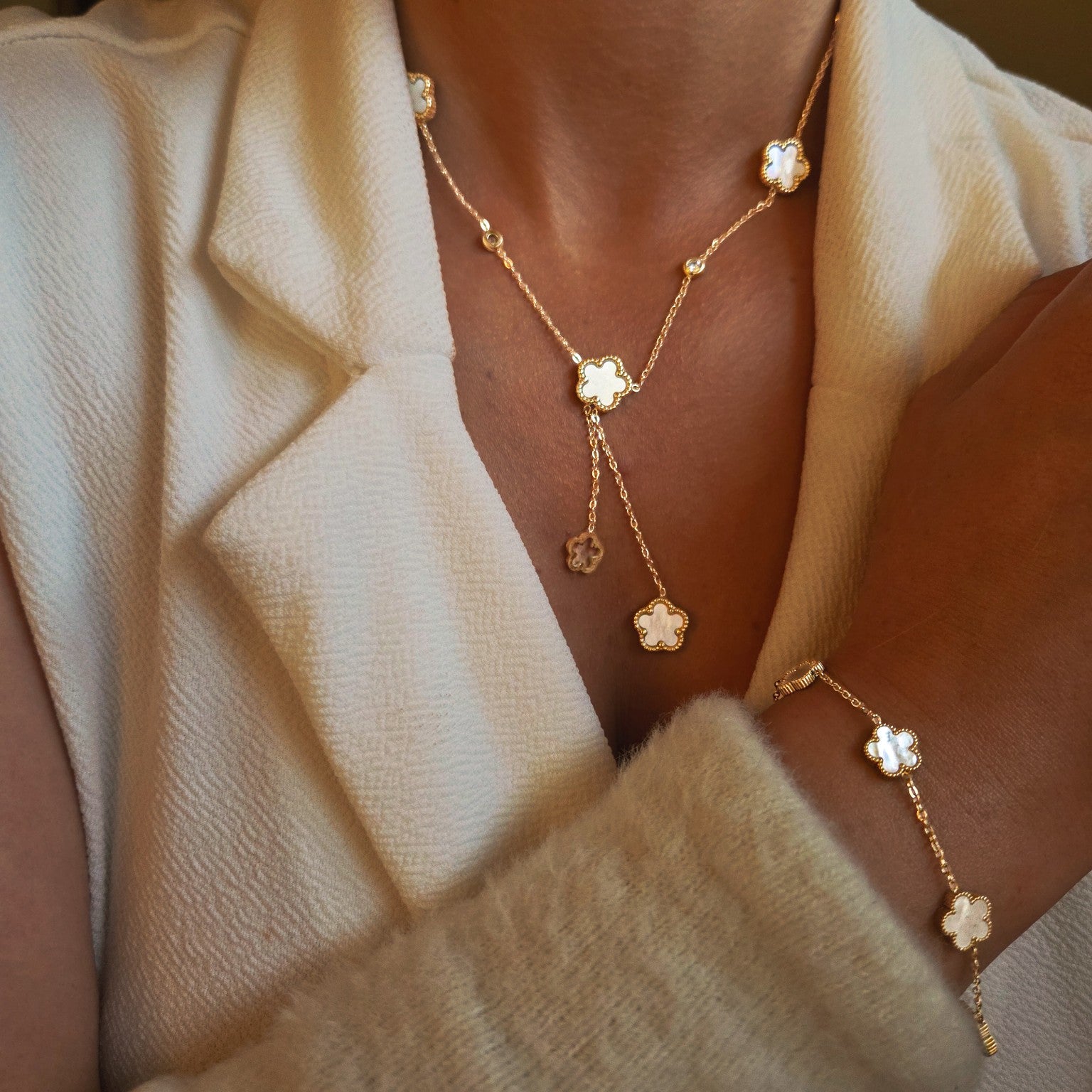 Parure collier et bracelet à trèfles nacrés portée